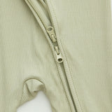 Green Olive pijama con cremallera