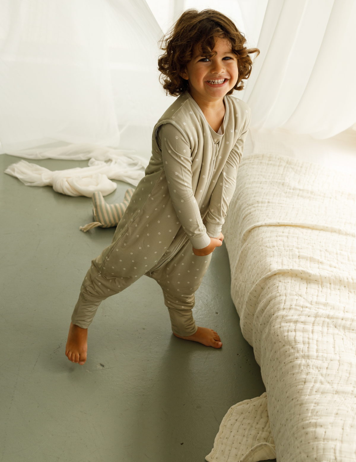 Footprint print bamboo baby sleeping bag with feet (TOG 2.5) – Lilulila