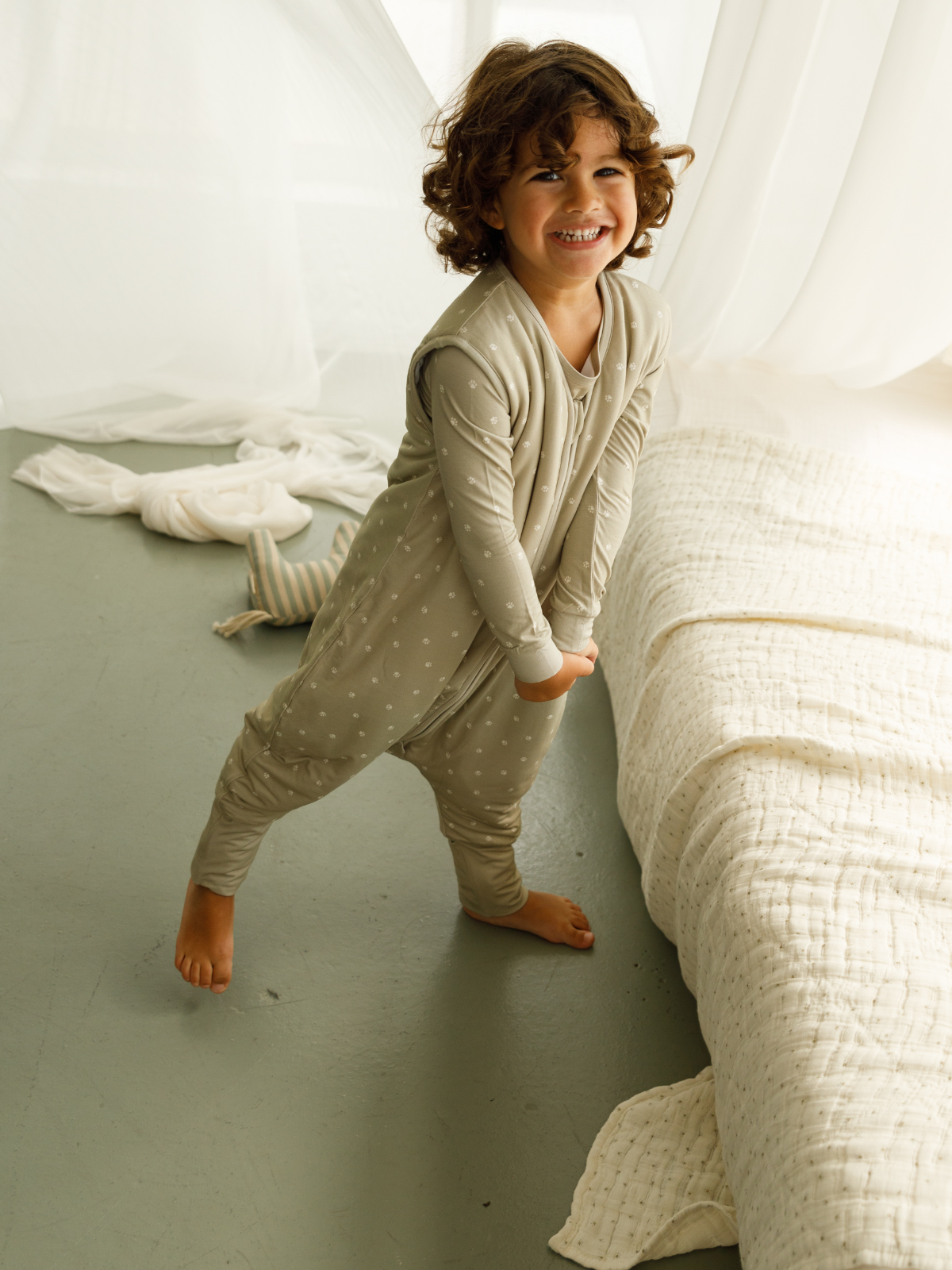 Footprint print bamboo baby sleeping bag with feet (TOG 2.5) – Lilulila